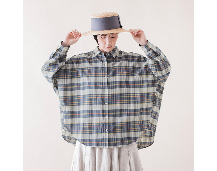 &yarn マドラスチェックワイドシルエットシャツを着用した女性モデルの正面スタイル