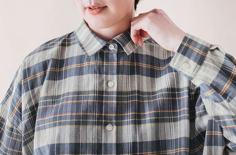 &yarn マドラスチェックワイドシルエットシャツの襟元とボタンのディテール