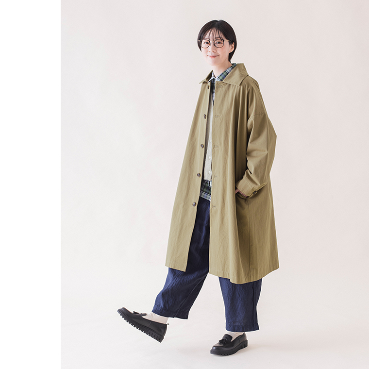 &yarn マドラスチェックワイドシルエットシャツ（グリーン）のコートスタイルを着用した女性モデルの全身コーディネート