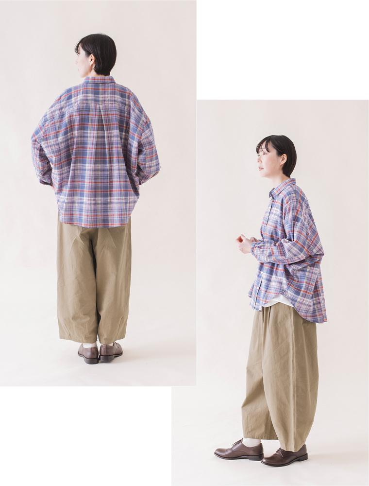 &yarn マドラスチェックワイドシルエットシャツ（ブルー）を着用した女性モデルのバックスタイル