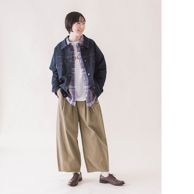 &yarn マドラスチェックワイドシルエットシャツ（ブルー）のレイヤードコーディネート（デニムジャケット着用）