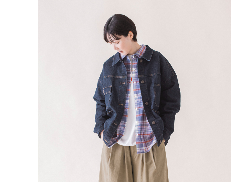 &yarn マドラスチェックワイドシルエットシャツ（ブルー）のデニムジャケット合わせコーディネート