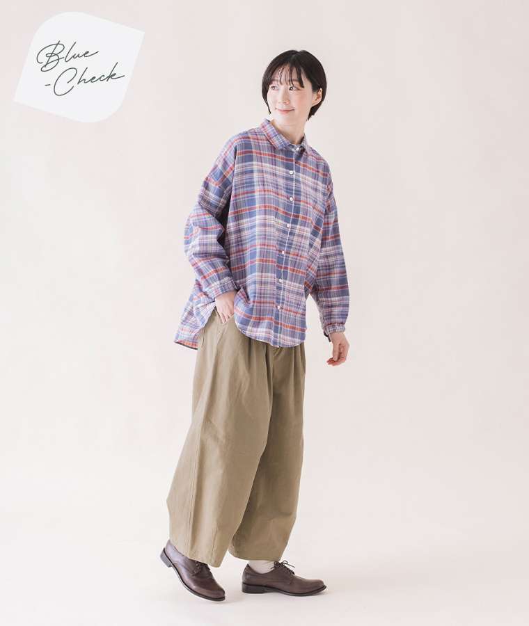 &yarn マドラスチェックワイドシルエットシャツ（ブルー）を着用した女性モデルの全身サイドスタイル