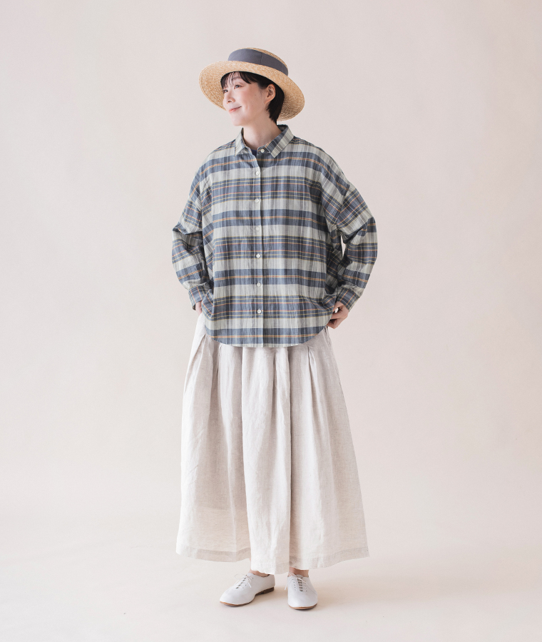 &yarn マドラスチェックワイドシルエットシャツ（グレー）を着用した女性モデルの全身コーディネート