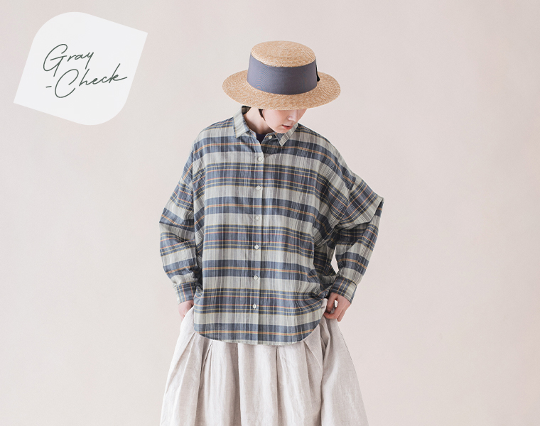 &yarn マドラスチェックワイドシルエットシャツ（グレー）を着用した女性モデルの全身スタイル