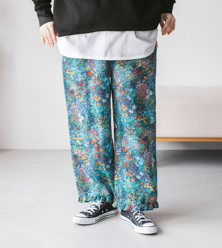 &yarnコットン総柄ワイドパンツを着用したコーディネート画像（黒のスウェットと白シャツをレイヤード、黒のローカットスニーカーを合わせたスタイリング）