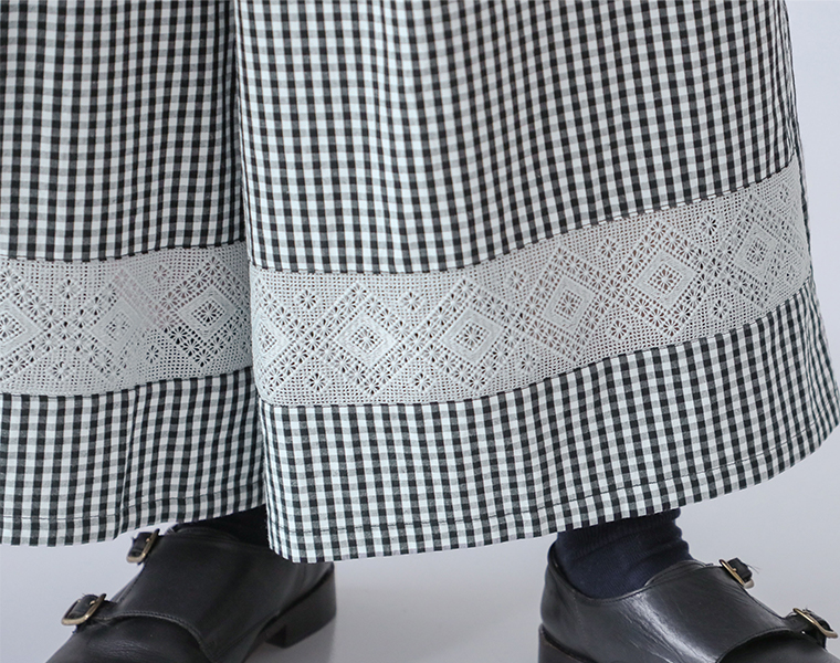 レース付きワイドパンツの裾レース切替部分と足元のシューズを写した詳細カット