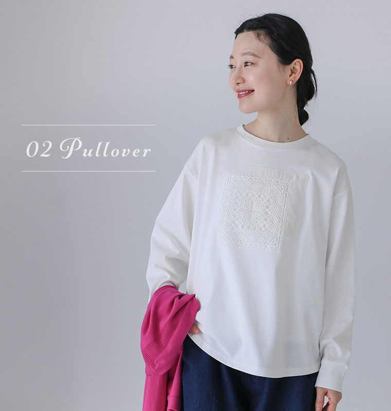 LILASICのモチーフレースプルオーバーの胸元レースを見せてカーディガンを手に持った着用イメージ