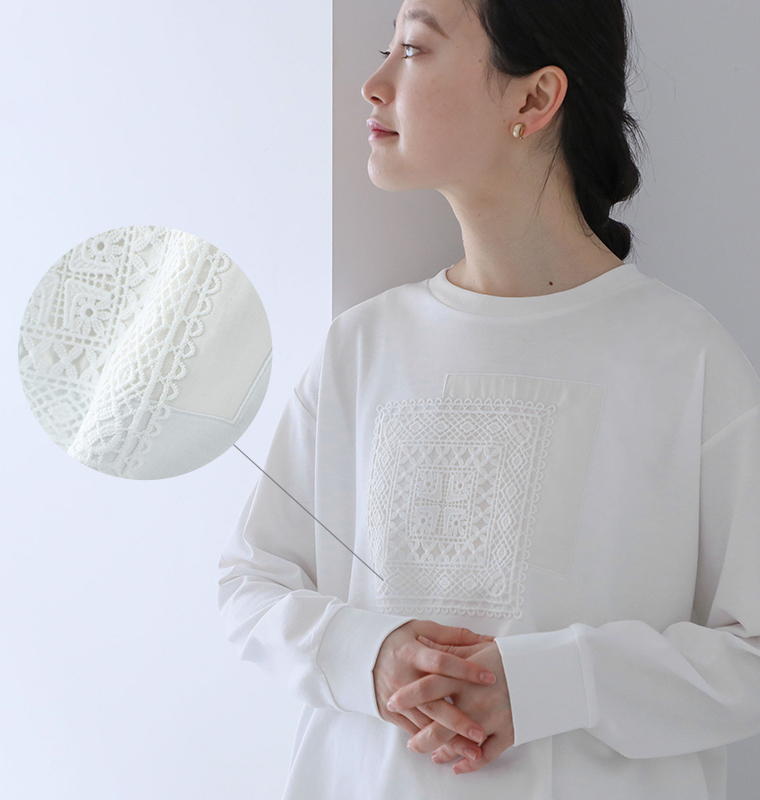 モチーフレースプルオーバーの胸元レースのアップ
