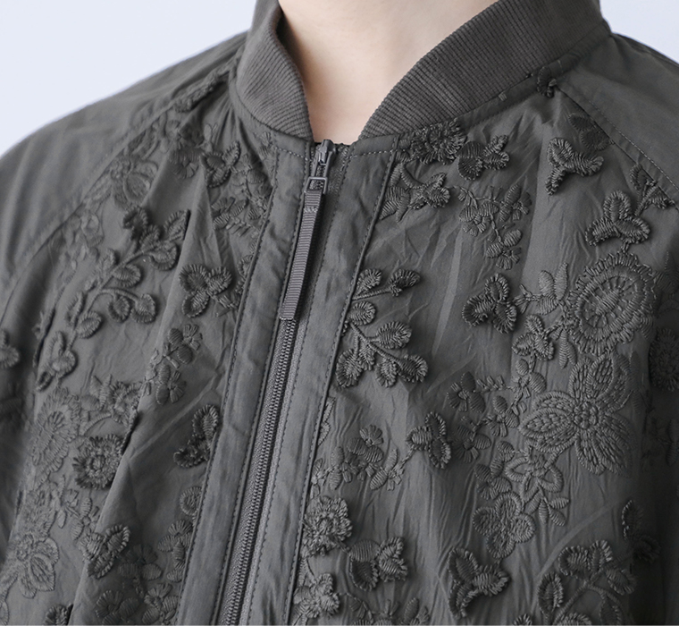 フラワーエンブロイダリーブルゾンの刺繍生地とファスナー部分のアップ