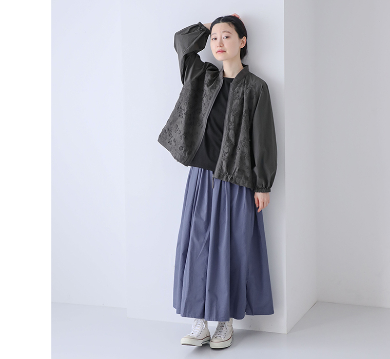 フラワーエンブロイダリーブルゾンを着てポケットに手を入れたカット