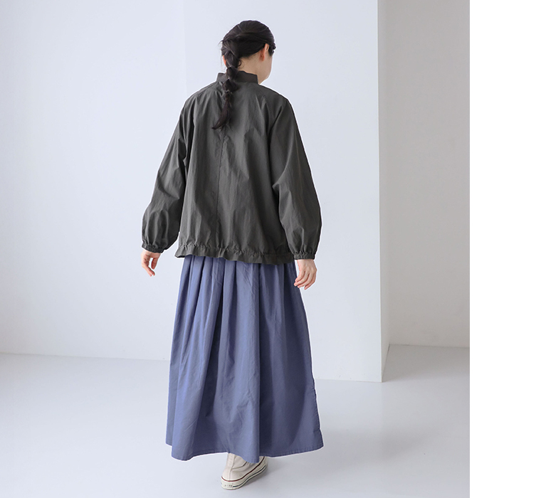 フラワーエンブロイダリーブルゾンを着て後ろ姿で歩くカット