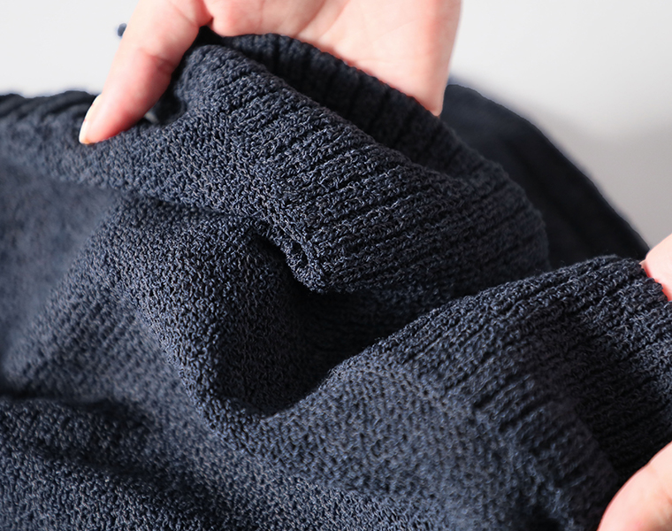 ミックスヤーンベストの生地を手で持った生地アップ