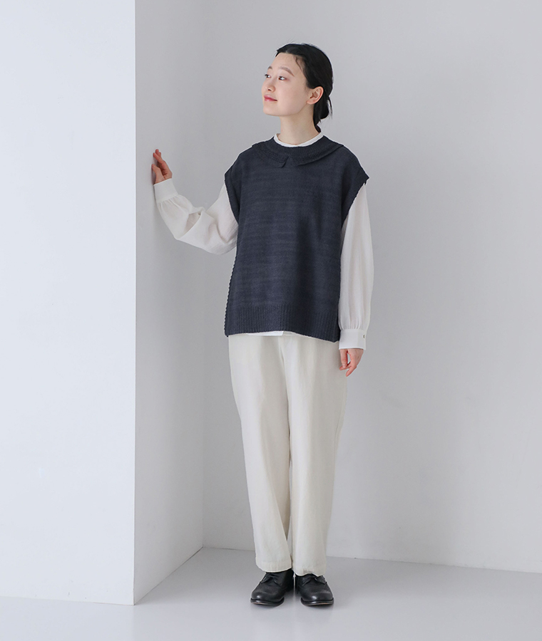 ミックスヤーンベストを着用したモデルの正面全身カット