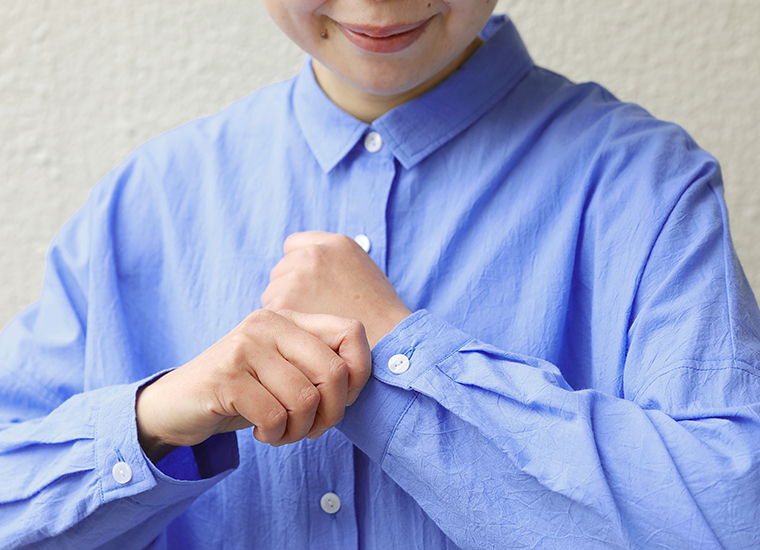 homeworking コットンローン ハンドワッシャーワイドブラウスの袖口と襟元