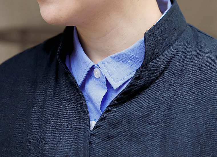 homeworking フレンチリネンツイル アトリエコートの襟もと