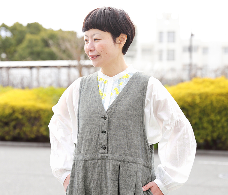 homeworking コットンローン ミモザ刺繍切替ギャザーブラウス