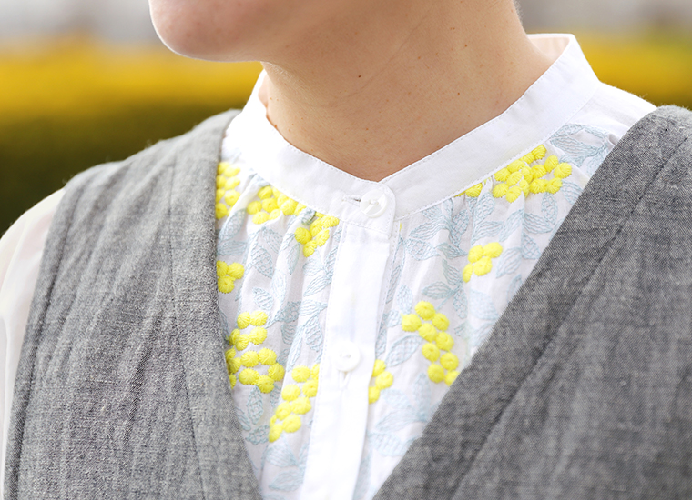 homeworking コットンローン ミモザ刺繍切替ギャザーブラウスの刺しゅう寄り