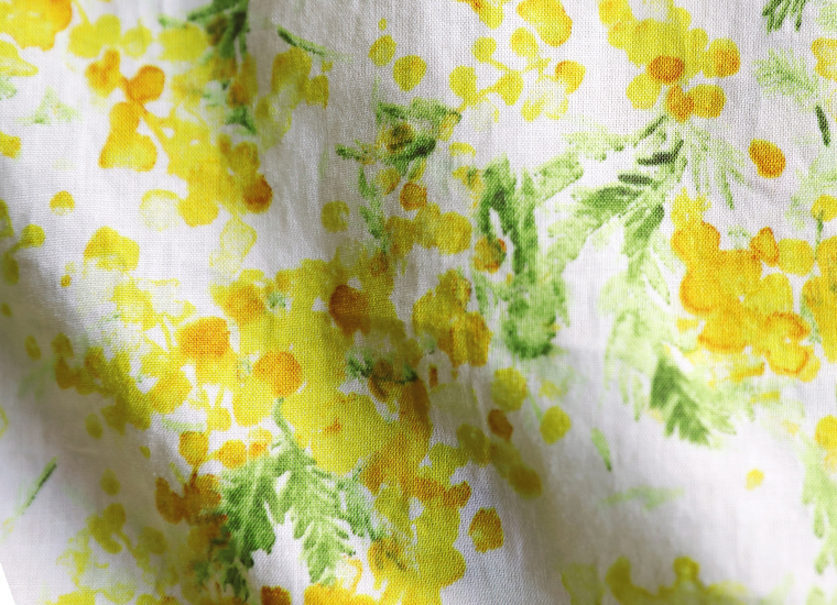 homeworking コットンローン ミモザプリントスキッパーブラウスの生地アップ