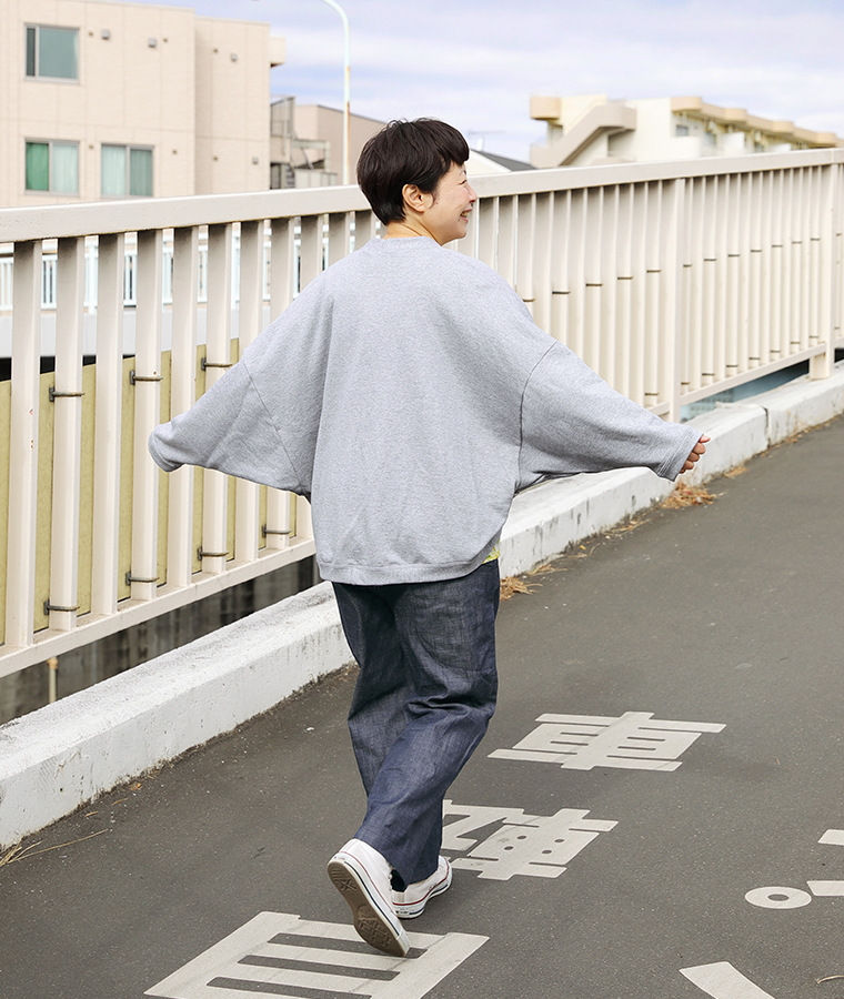 homeworking コットンレーヨン 裏毛ワイドスリーブカーディガンの全身後ろ