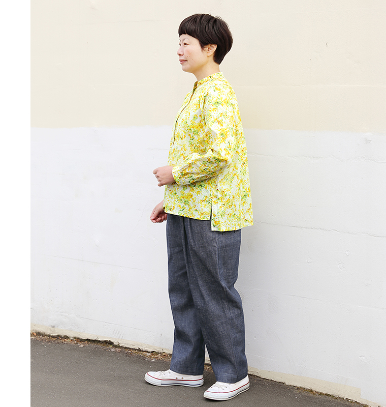 homeworking コットンローン ミモザプリントスキッパーブラウス全身横