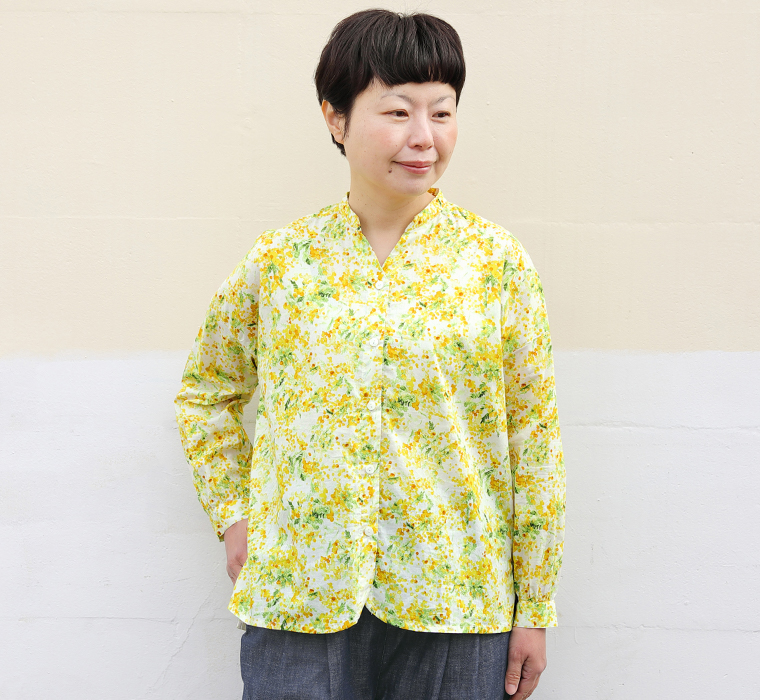 homeworking コットンローン ミモザプリントスキッパーブラウスの上半身寄り