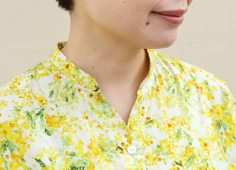 homeworking コットンローン ミモザプリントスキッパーブラウスの首元寄り