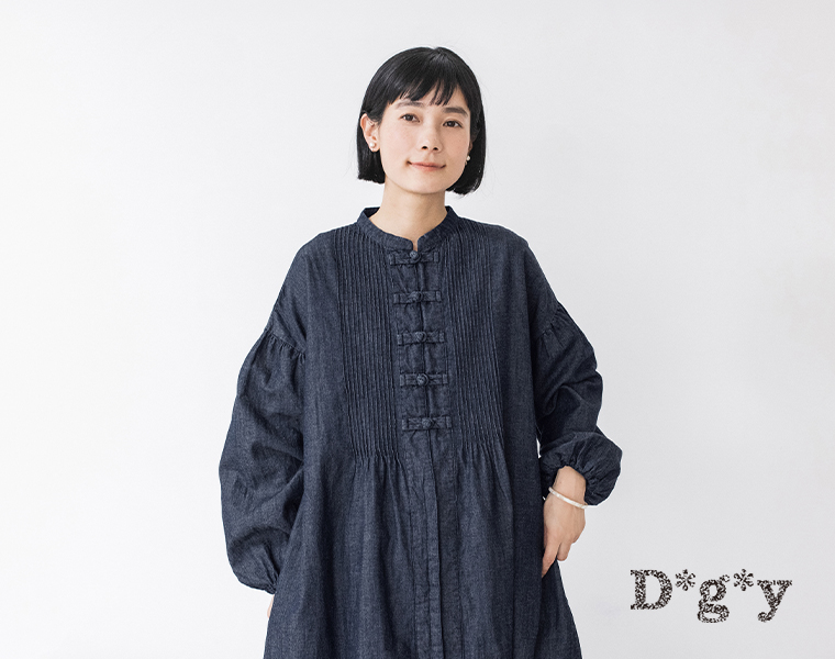 D*g'y コットンリネンデニム チャイナボタンワンピースを着用した女性モデル（ネイビー）