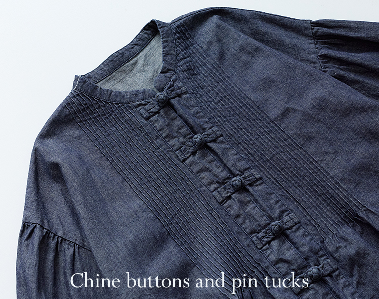 コットンリネンデニム チャイナボタンブラウスのチャイナボタンとピンタックのディテール