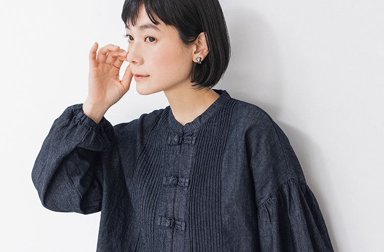 コットンリネンデニム チャイナボタンブラウスのマオカラーとピンタックのディテール