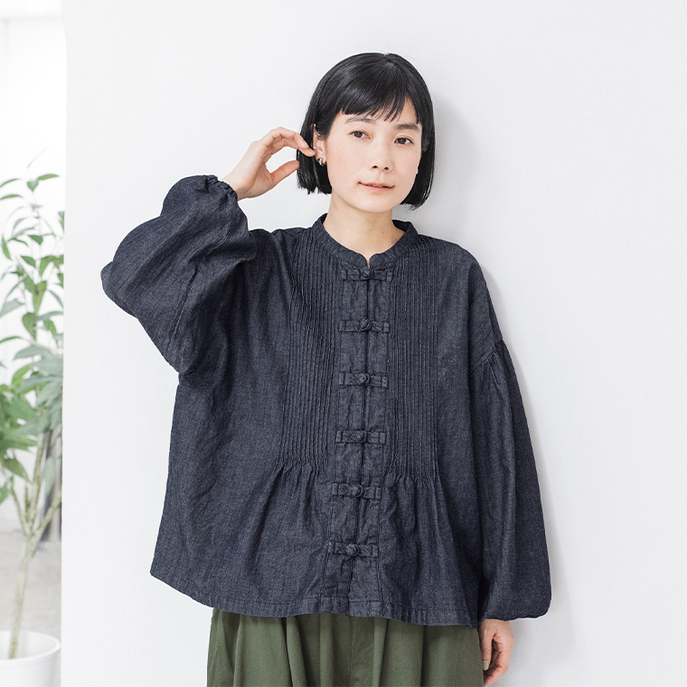 コットンリネンデニム チャイナボタンブラウスを着用した女性モデルの正面スタイル