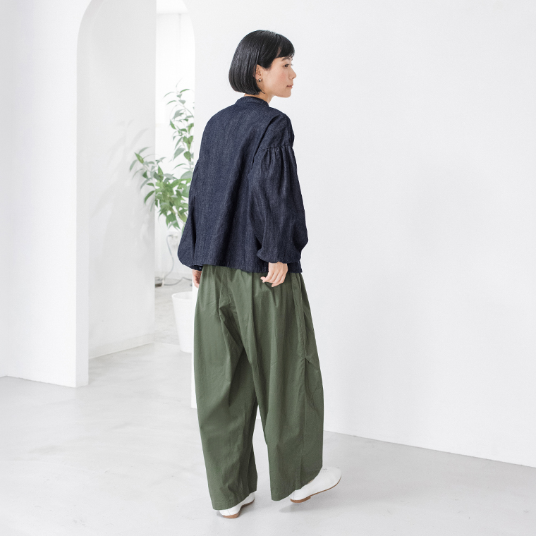 コットンリネンデニム チャイナボタンブラウスを着用した女性モデルのバックスタイル
