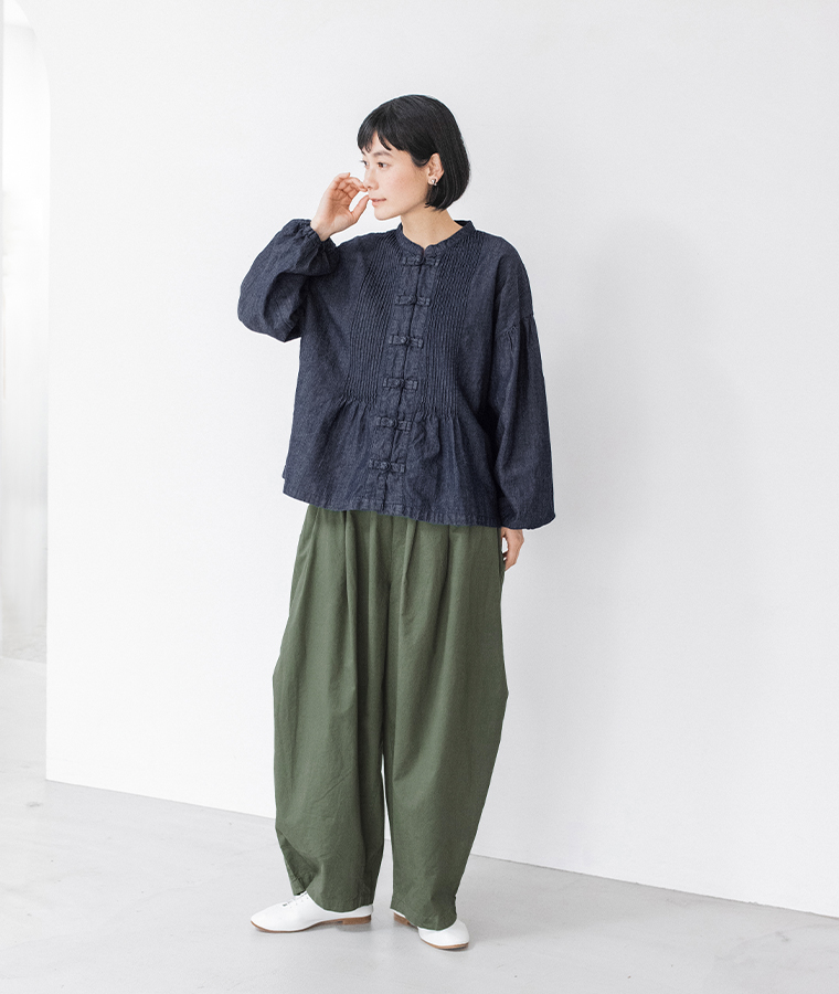 コットンリネンデニム チャイナボタンブラウスを着用した女性モデルの全身コーディネート