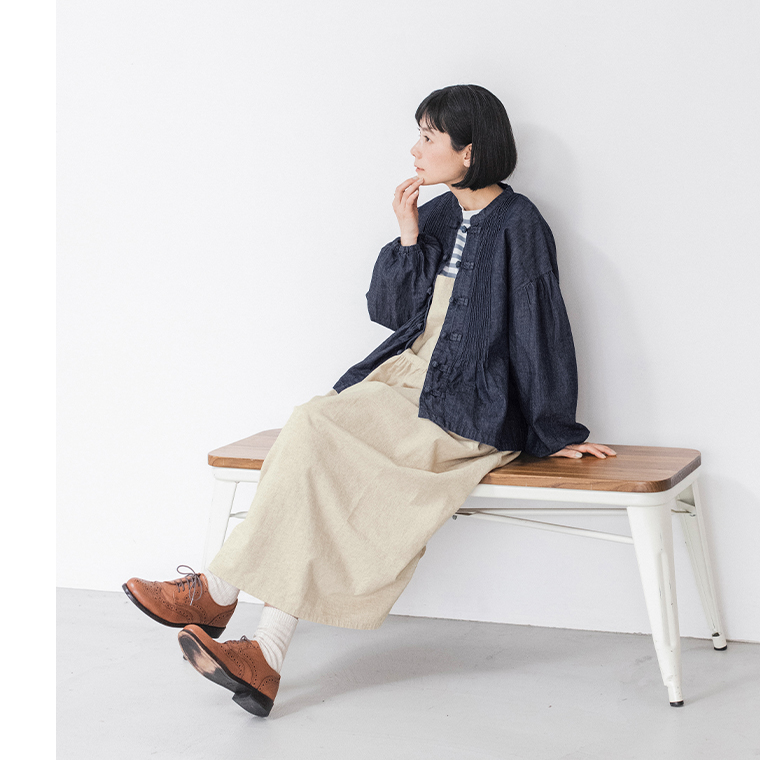 コットンリネンデニム チャイナボタンブラウスを羽織った女性モデルのサイドスタイル