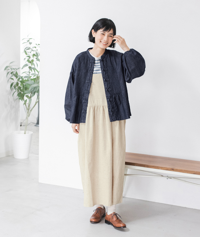 コットンリネンデニム チャイナボタンブラウスを羽織った女性モデルの全身コーディネート