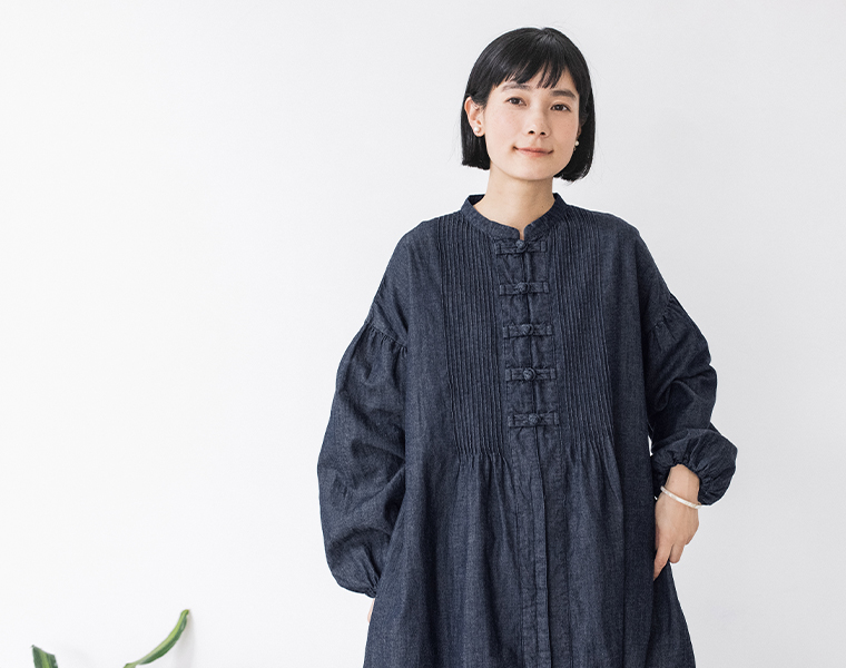 コットンリネンデニム チャイナボタンワンピースを着用した女性モデルの正面スタイル