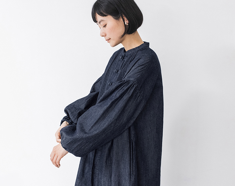 コットンリネンデニム チャイナボタンワンピースを着用した女性モデルのサイドシルエット