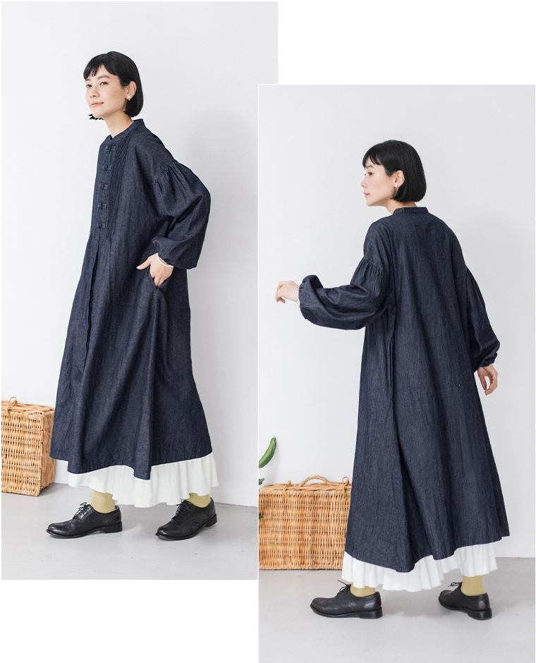 コットンリネンデニム チャイナボタンワンピースを着用した女性モデルのバックスタイルとサイドシルエット