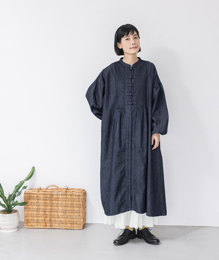 コットンリネンデニム チャイナボタンワンピースを着用した女性モデルの全身コーディネート