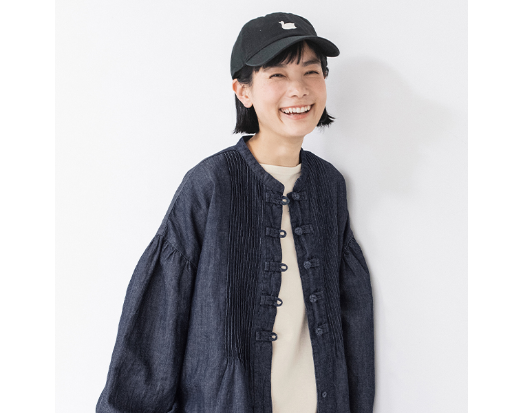 コットンリネンデニム チャイナボタンワンピースの袖まわりとピンタックのディテール