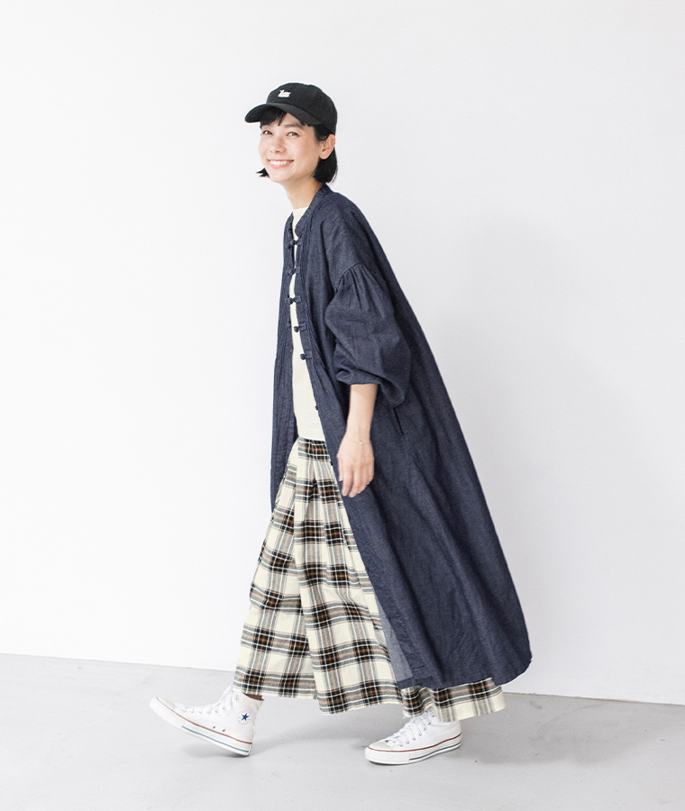 コットンリネンデニム チャイナボタンワンピースを羽織った女性モデルの全身コーディネート