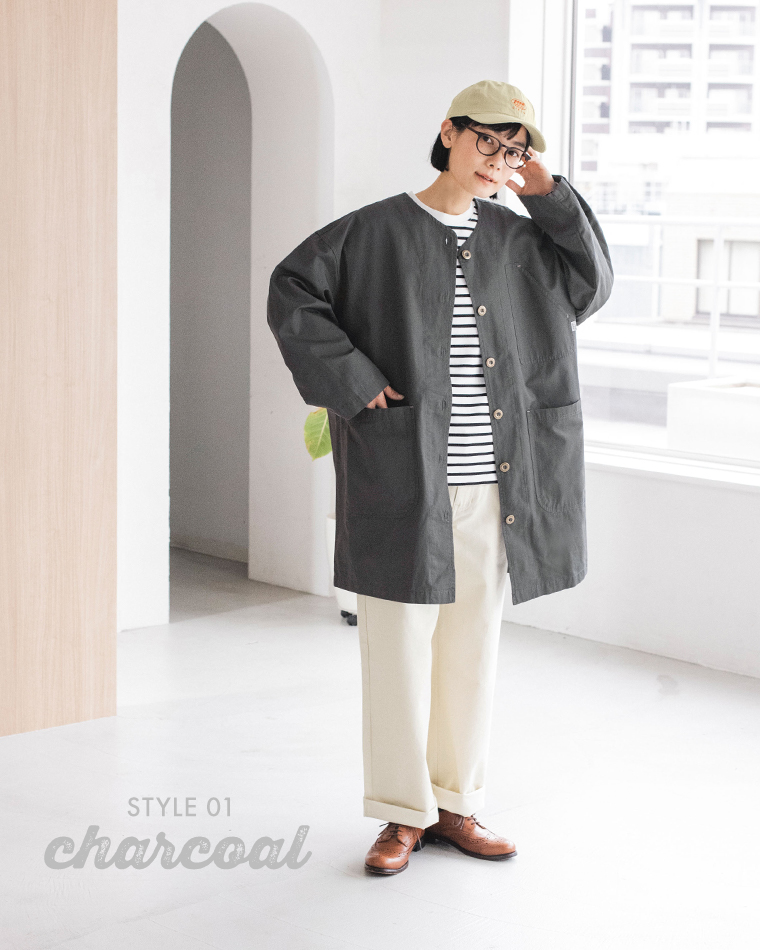 チャコールのライトコートを使ったSTYLE 01の全身コーディネート（ストライプシャツ・ワイドパンツ・キャップ着用）