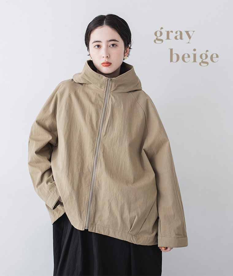 グレイベージュのフード付きジップジャケットを着用した正面スタイリングカット（カラー名入り）