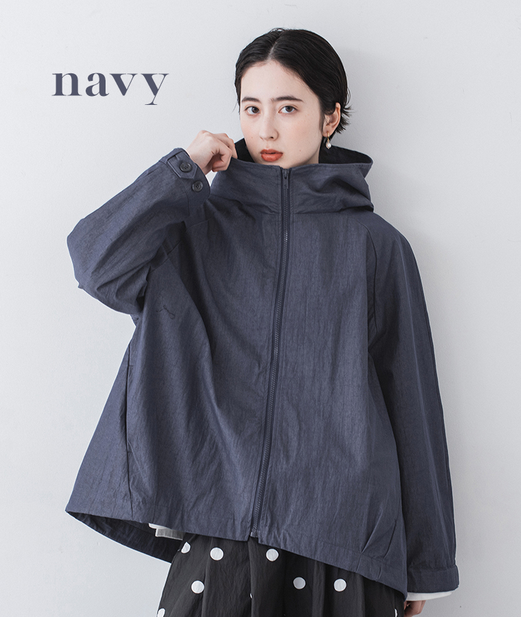 ネイビーのフード付きジップジャケットをドット柄スカートに合わせた正面スタイリングカット（カラー名入り）