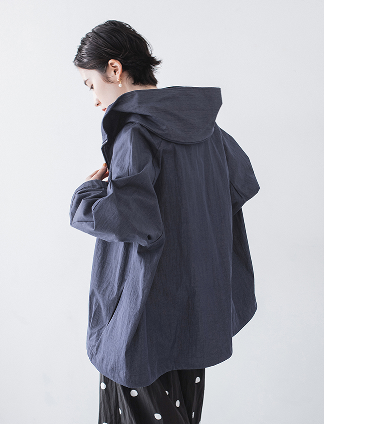 ネイビーのフード付きジップジャケットとドット柄ワイドパンツを着用した後ろ姿のスタイリングカット