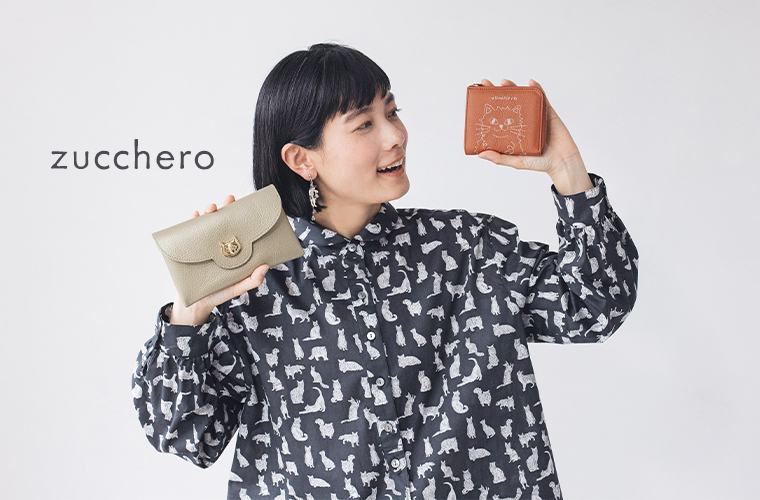 zuccheroのネコ刺繍L字財布とネコ金具スマート財布大を持つ女性モデル
