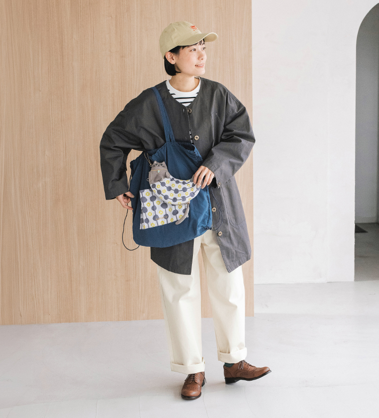 aonecoのネコテコ リュックトートを着用した女性モデルの全身スタイル