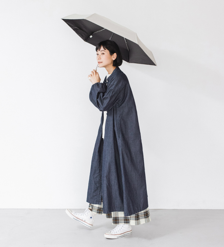 becauseのおでかけキャット ミニポーチ付き折りたたみ傘を差した女性モデルの全身スタイル