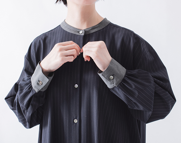 バンドカラーストライプワンピース（ネイビー）着用の襟元と袖口寄りカット