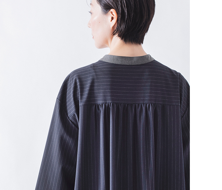 バンドカラーストライプワンピース（ネイビー）着用の後ろ寄りカット